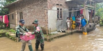Danramil 0111/Pagelaran Didampingi Babinsa Salurkan Bantuan Banjir di Kampung Pamatang 32 WhatsApp Image 2025 12 18 at 11.17.03 1