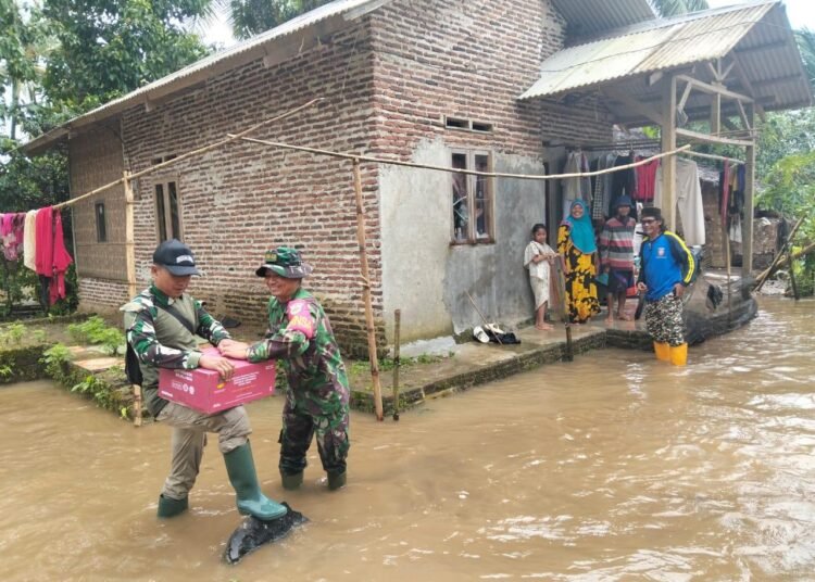 Danramil 0111/Pagelaran Didampingi Babinsa Salurkan Bantuan Banjir di Kampung Pamatang 46 WhatsApp Image 2025 12 18 at 11.17.03 1