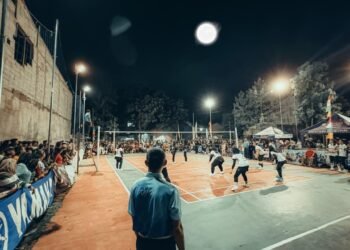 Remaja Kp. Kebon Sukses Selenggarakan Turnamen Voli Besar 48 Semangat penonton memuncak pada laga semifinal IRENA Champion II 2026 antara KABUT 05 dan IVBT VC 03. Pertandingan malam itu dipadati ribuan suporter yang memeriahkan suasana arena.