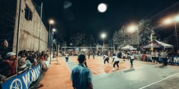 Semangat penonton memuncak pada laga semifinal IRENA Champion II 2026 antara KABUT 05 dan IVBT VC 03. Pertandingan malam itu dipadati ribuan suporter yang memeriahkan suasana arena.