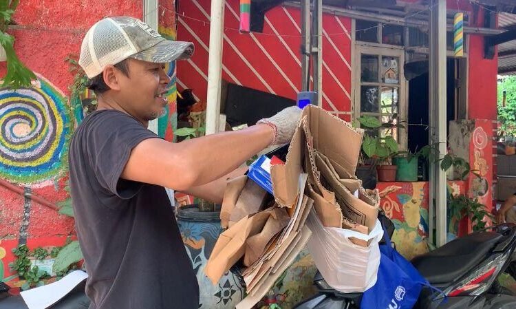 Kegiatan Bank Sampah di Cibunut Berwarna