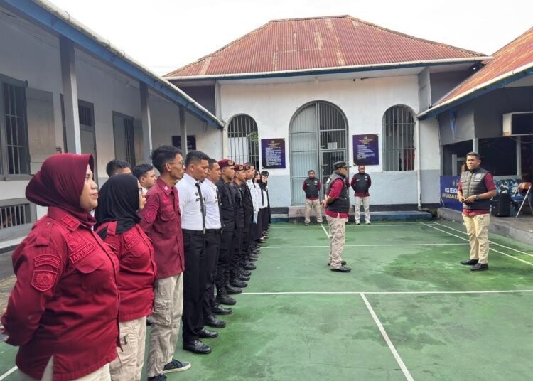 Tingkatkan Pengamanan Jelang Nataru, Lapas Bandanaira Gelar Apel Siaga 46 WhatsApp Image 2025 12 23 at 20.16.56 2119dcd4