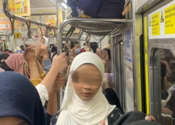 Penumpang Berdesakan Di KRL