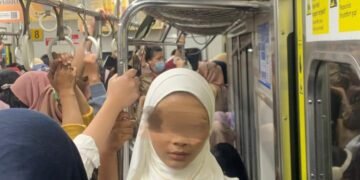 Penumpang Berdesakan Di KRL