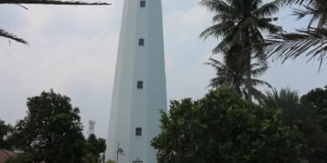 Mercusuar Cikoneng terletak di Kampung Bojong, Desa Cikoneng, Anyer, Banten. Dibalik tingginya yang menjulang, Mercusuar Anyer atau yang biasa disebut juga Mercusuar Cikoneng ternyata memiliki sejarah panjang dibalik pembangunannya. Di ujung barat Pulau Jawa, berdiri sebuah bangunan putih menjulang yang tak hanya berfungsi sebagai penuntun kapal, tetapi juga menjadi saksi bisu salah satu bencana terbesar dalam sejarah dunia: letusan Gunung Krakatau tahun 1883. Menara Mercusuar Cikoneng hingga kini tetap berdiri kokoh di Anyer, Banten, menyimpan jejak sejarah panjang yang tak terlupakan.