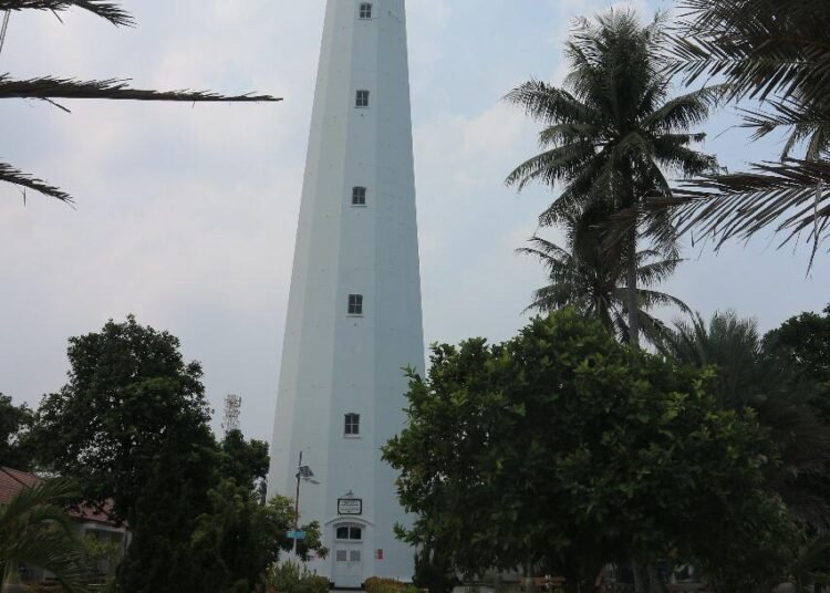Mercusuar Cikoneng terletak di Kampung Bojong, Desa Cikoneng, Anyer, Banten. Dibalik tingginya yang menjulang, Mercusuar Anyer atau yang biasa disebut juga Mercusuar Cikoneng ternyata memiliki sejarah panjang dibalik pembangunannya. Di ujung barat Pulau Jawa, berdiri sebuah bangunan putih menjulang yang tak hanya berfungsi sebagai penuntun kapal, tetapi juga menjadi saksi bisu salah satu bencana terbesar dalam sejarah dunia: letusan Gunung Krakatau tahun 1883. Menara Mercusuar Cikoneng hingga kini tetap berdiri kokoh di Anyer, Banten, menyimpan jejak sejarah panjang yang tak terlupakan.
