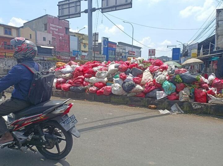 Tumpukan Sampah Menggunung di Ciputat