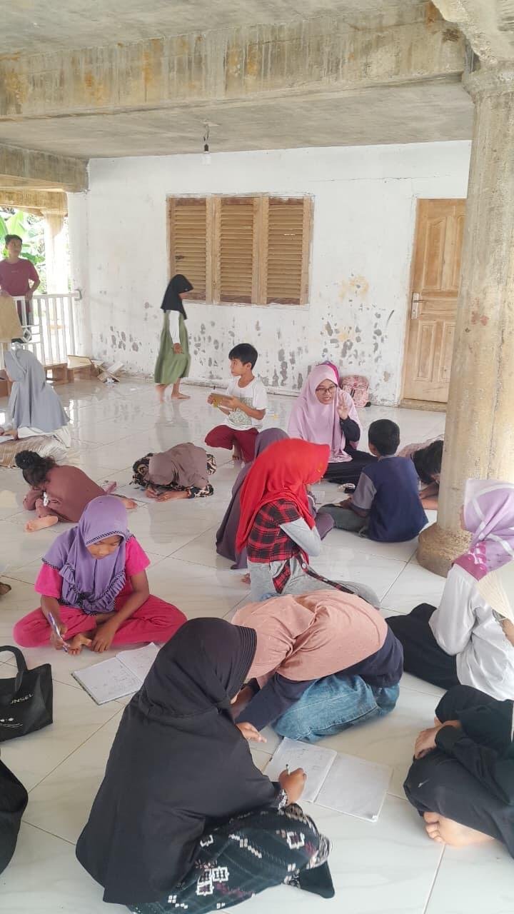 Banjir Ganggu Aktivitas Sekolah, KPM UIN SUNA Lhokseumawe 2025 Tetap Dampingi Anak-Anak Belajar di Meunasah Gampong Seneubok Drien 47 banjir