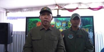 Bupati Taput Tinjau Penanganan Longsor Jalur Tarutung–Sibolga, Akses Mulai Terbuka 36 bupati taput jtp hutabarat bersama pilot helikopter menjelaskan soal video viral bantuan beras pecah tangkapan layar video vir 1764766025878 169