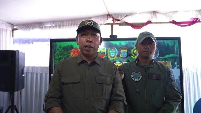 bupati taput jtp hutabarat bersama pilot helikopter menjelaskan soal video viral bantuan beras pecah tangkapan layar video vir 1764766025878 169