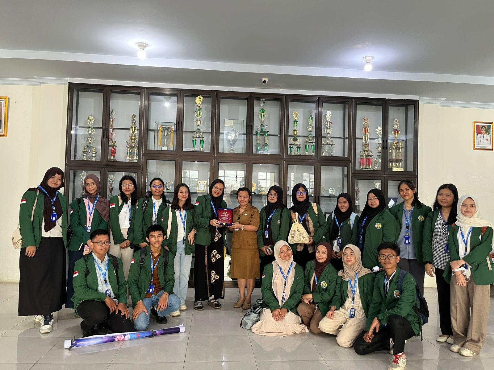Mahasiswa/i USU Kelompok MKWK Pendidikan Berkualitas 47 Berbasis Proyek Menggelar Sosialisasi Penguatan Literasi dan Numerasi di SMA Negeri 2 Medan 47 Dokumentasi Penyerahan Cenderamata Kepada Pihak Sekolah, Senin (3/11/2025)