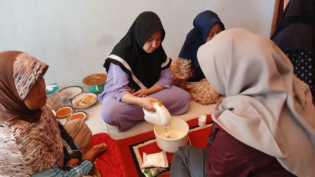 Dari Singkong Menjadi Bolu: Perjalanan Inovasi Pangan Lokal di Leuwibeureum 48 demonstrasi pembuatan bolu 1