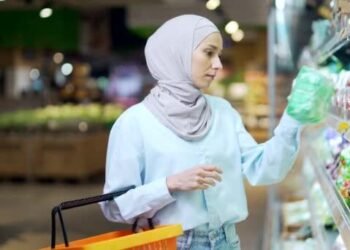 depositphotos 632897326 stock video young muslim woman hijab shopping