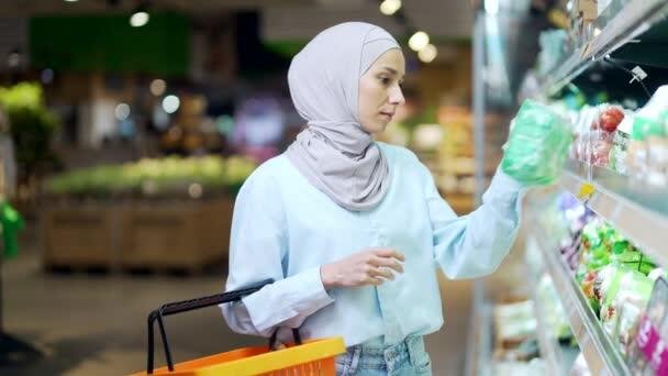 Ngaku Halal Saja Nggak Cukup, Ini Yang Harus Dipenuhi Produsen. Yuk Simak! 46 depositphotos 632897326 stock video young muslim woman hijab shopping