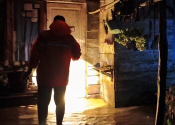 Aksi Tanggap Darurat : Mahasiswa KPM Kelompok 55 UIN Sultanah Nahrasiyah Lhokseumawe Bantu Warga Evakuasi Barang saat Banjir 49 f48e4652 0cb2 4b41 aaa5 e414d2846153