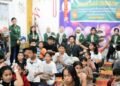 Mahasiswa USU Dorong Upaya Tanpa Kemiskinan di Panti Ora Et Labora Lewat Ekoenzim 70 Kelompok MKWK 01 “Tanpa Kemiskinan” USU saat mengambil dokumentasi bersama anak-anak panti ketika menyampaikan materi mengenai Ekoenzim untuk mengurangi Kemiskinan, Senin (27/10/2025).