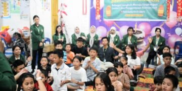 Kelompok MKWK 01 “Tanpa Kemiskinan” USU saat mengambil dokumentasi bersama anak-anak panti ketika menyampaikan materi mengenai Ekoenzim untuk mengurangi Kemiskinan, Senin (27/10/2025).