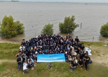 Peserta kegiatan menanam 2.000 bibit mangrove di Pantai Pantai Pasir Putih, Serang, Banten (Dok. Istimewa)