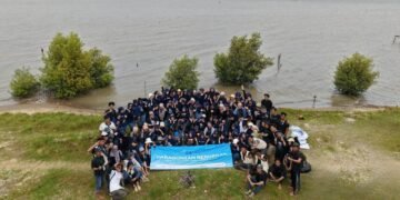 Peserta kegiatan menanam 2.000 bibit mangrove di Pantai Pantai Pasir Putih, Serang, Banten (Dok. Istimewa)