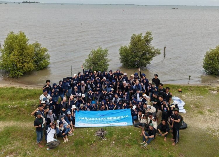 Peserta kegiatan menanam 2.000 bibit mangrove di Pantai Pantai Pasir Putih, Serang, Banten (Dok. Istimewa)