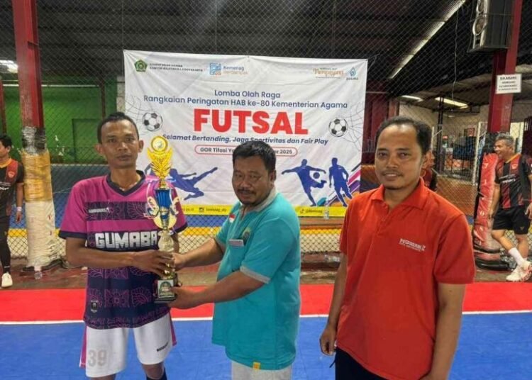 Guru MTsN 6 Bantul Sumbangkan Piala untuk Kemenag Bantul pada Ajang Futsal HAB Kemenag DIY 46 MTsN 6 Bantul