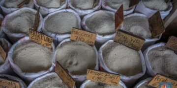 Foto: Suasana aktivitas penjualan beras di Pasar Induk Beras Cipinang (PIBC), Jakarta, Jumat (8/8/2025). Indeks kenaikan harga-harga atau inflasi berpotensi terkerek naik pada Agustus 2025, salah satu penyebabnya adalah terus tingginya harga beras. (CNBC Indonesia/Faisal Rahman)