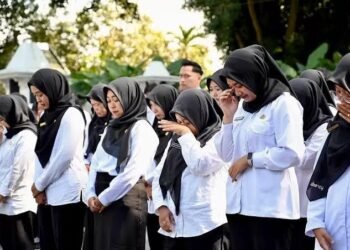 Tangis Haru Guru Honorer di Stadion Bumi Sriwijaya
