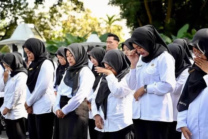 Tangis Haru Guru Honorer di Stadion Bumi Sriwijaya