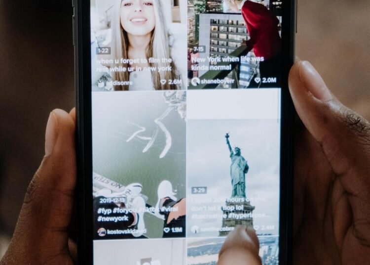 Ilustrasi membuka media sosial