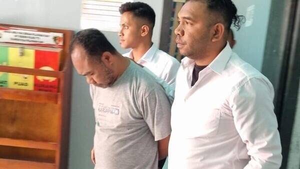 Disiplin yang Membunuh: Alarm Darurat Dunia Pendidikan Dasar 46 polisi mengamankan yafet nokas guru olahraga yang aniaya siswanya hingga tewas di desa poli kecamatan santian kabupaten tts nt 1760436460170 169