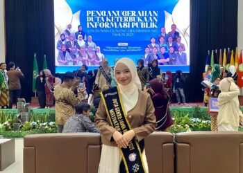 Potret Tsulalah Makniyah saat menghadiri Penganugerahan Duta Keterbukaan Informasi Publik UIN Bandung 2025 mewakili Duta Genre Jawa Barat. (Sumber foto: Dokumen Pribadi)