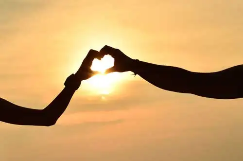 love TANGAN YANG MEMBENTUK HATI