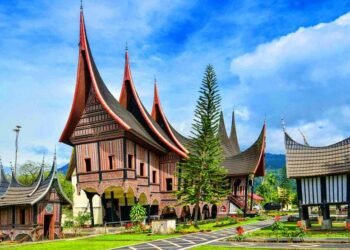Dialek Pesisir vs Dialek Darek: Bagaimana Lingkungan Geografis Mempengaruhi Cara Bertutur Orang Minangkabau 46 rumah gadang