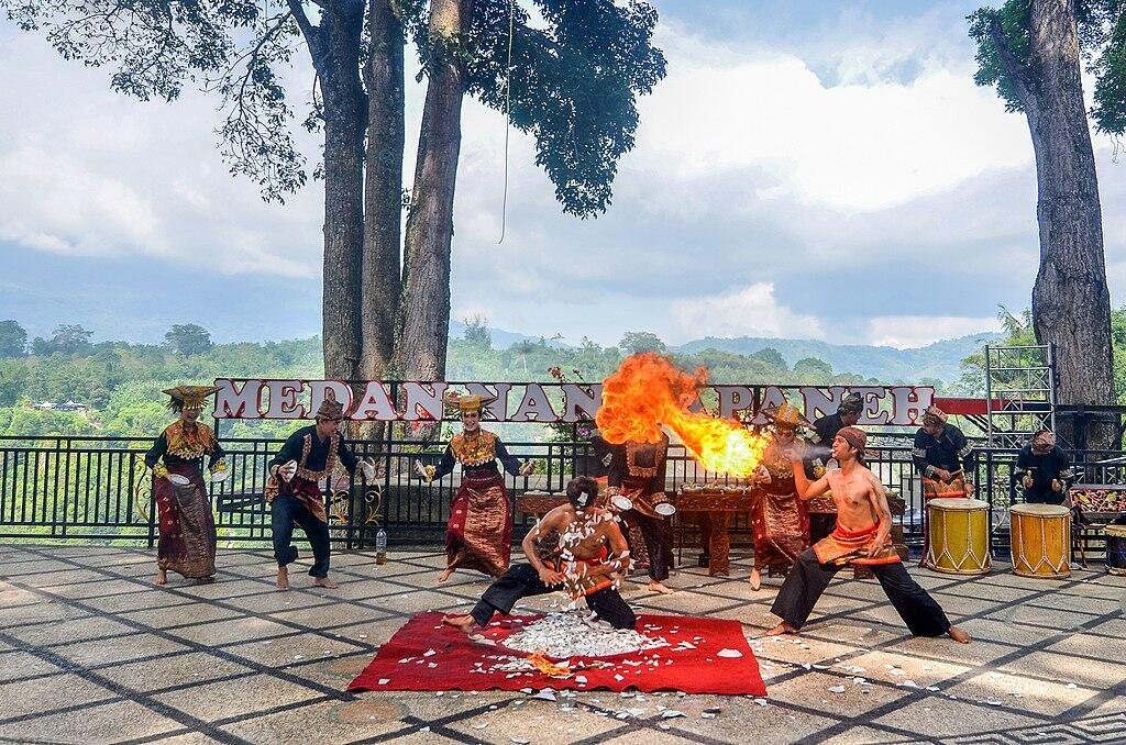 Bunyi Piring yang Tak Pernah Diam: Tari Piring dan Identitas Orang Minangkabau 48 tari piring