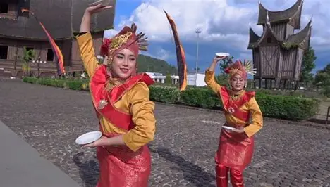 Bunyi Piring yang Tak Pernah Diam: Tari Piring dan Identitas Orang Minangkabau 46 tari piring minangkabau