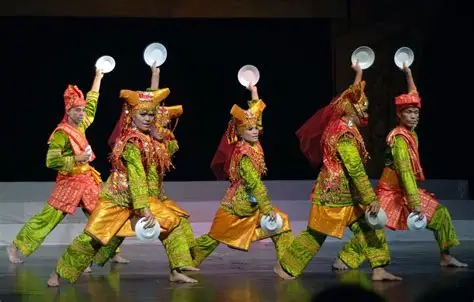 Bunyi Piring yang Tak Pernah Diam: Tari Piring dan Identitas Orang Minangkabau 47 tari piring