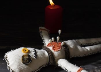 Fenomena Santet Berdasarkan Lensa Biopsikologi: Keterkaitan dengan Rasa Takut, Nyeri, dan Perspektif Ancaman 46 vodoo doll dark background high angle 2