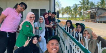 Mahasiswa KKN-PPM Universitas Malikussaleh Kelompok 41 melakukan pengecatan ulang pagar Meunasah Desa Blang Mee Pulo Klat yang mengalami kerusakan akibat banjir.
Sumber foto: Dokumentasi KKN-PPM Unimal Kelompok 41