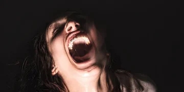 Poster film horor Veronica karya Paco Plaza menampilkan gadis berambut panjang berteriak dalam kegelapan, mencerminkan teror supranatural dan efek butterfly yang menghantui.