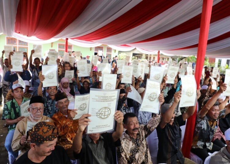 Melalui PTSL, Kementerian ATR/BPN Terbitkan 1,2 Juta Sertipikat Sepanjang Tahun 2025 46 24caac25 6e15 486b a9fb a09c7aae95aa