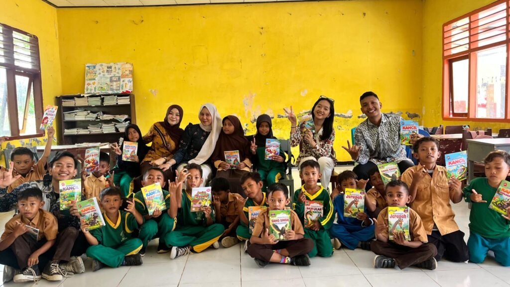 Menanam Karakter Sejak Dini, Temu Hukum ID Gelar Program “Temu Hukum Berdampak” di SDN Omo 48 Foto bersama siswa SDN Omo bersama tim Temu Hukum Berdampak.