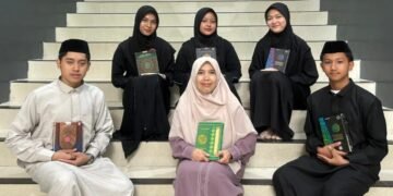 5 Santri Penghafal Al Qur'an 30 Juz bersama Koordinator Program Tahfidz Pesantren Ar-Rahman Sukabumi, Umi Lina Yuliana, S.Pd.