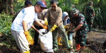 Aksi Bersih Sungai Cipinang: KLH dan Kodam Jaya Perangi Sampah, Tekan Risiko Banjir Jabodetabek
