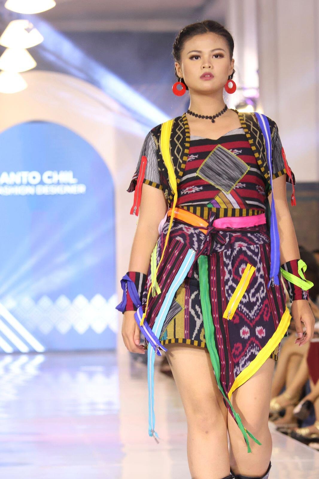 Aurora, Model Remaja Berusia 14 Tahun Bersinar di Indonesia Fashion Runway Museum Mandiri