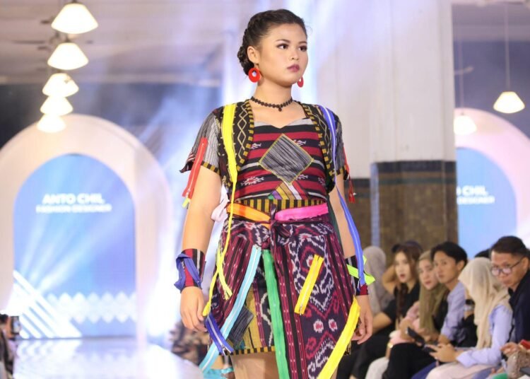 Aurora, Model Remaja Berusia 14 Tahun Bersinar di Indonesia Fashion Runway Museum Mandiri