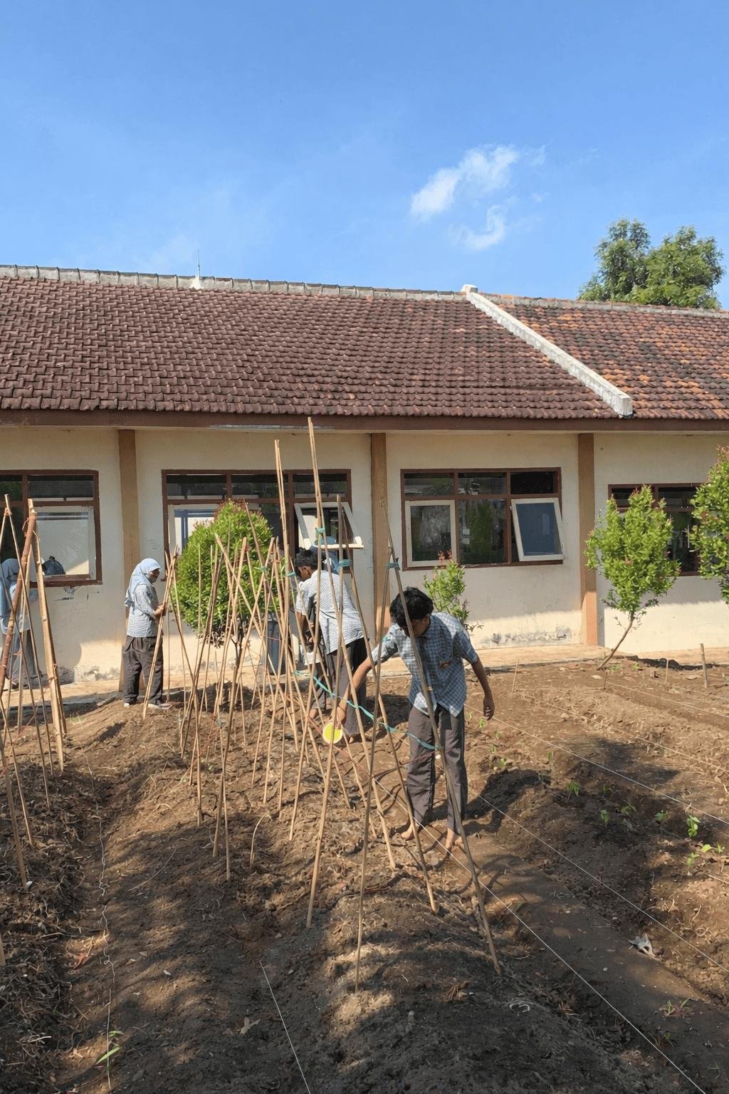 Eco-Challenge sebagai Model Pembelajaran Sosial Sains untuk Optimalisasi Sekolah Adiwiyata 48 Berkebun 2