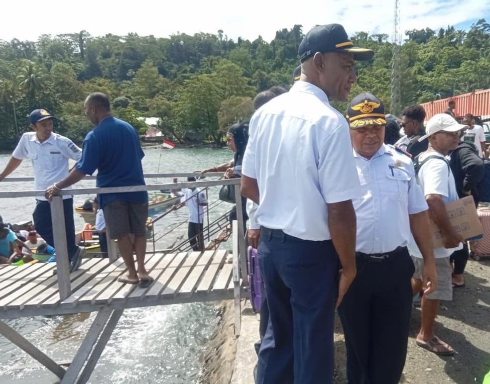 Pelaksana Tugas (Plt) Kepala Dinas Perhubungan, Komunikasi dan Informatika (Dishubkominfo) Kabupaten Waropen, Melky Watopa, SH, melakukan peninjauan langsung terhadap pelayanan transportasi laut di Pelabuhan Kelas III Waren Pidemani, Distrik Urei Faisei dan meninjau langsung perkembangan dan kondisi Bandara Petrus Simunapendi Botawa di Distrik Oudate 48 Pelabuhan Kelas III Waren (Pidemani)