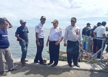 Pelaksana Tugas (Plt) Kepala Dinas Perhubungan, Komunikasi dan Informatika (Dishubkominfo) Kabupaten Waropen, Melky Watopa, SH, melakukan peninjauan langsung terhadap pelayanan transportasi laut di Pelabuhan Kelas III Waren Pidemani, Distrik Urei Faisei dan meninjau langsung perkembangan dan kondisi Bandara Petrus Simunapendi Botawa di Distrik Oudate 46 Pelabuhan Kelas III Waren (Pidemani)