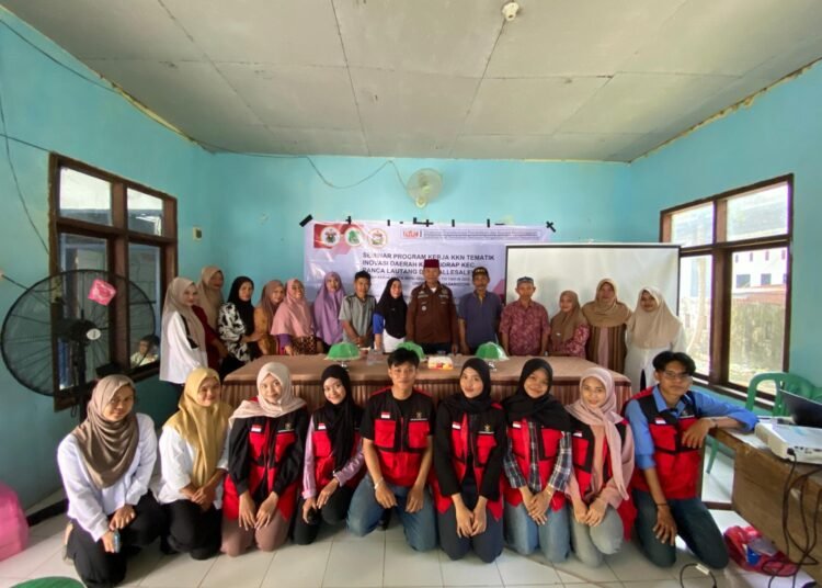 Foto bersama Kepala Desa, Staff Desa, dan Masyarakat Setelah Pemaparan Program Kerja, Rabu (31/12/2025). Foto: Dokumentasi Pribadi.