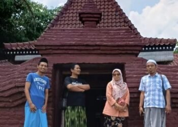 Guru SMK PONPES CADANGPINGGAN sedang di Masjid Karomah Depok Cirebon